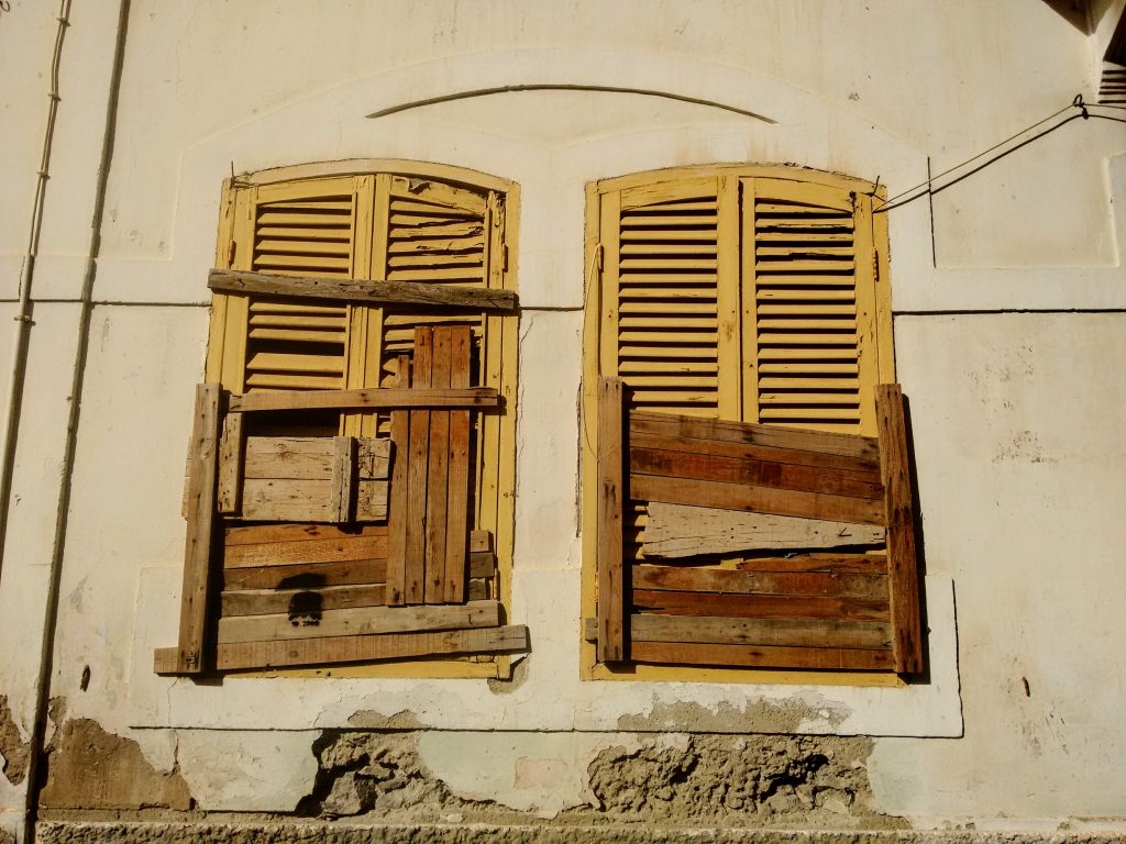 mindelo, sao vicente, cabo verde, cape verde, shutters